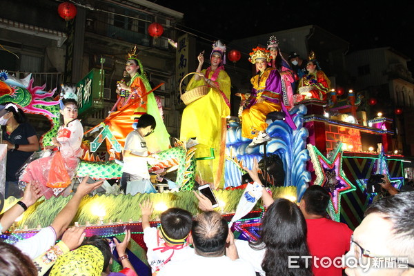 ▲北港朝天宮媽祖出巡遶境今日熱鬧登場，而全國僅有由兒童裝扮民間神話故事人物，坐在藝閣車上的「北港真人藝閣花車」遊行。（圖／記者蔡佩旻攝）