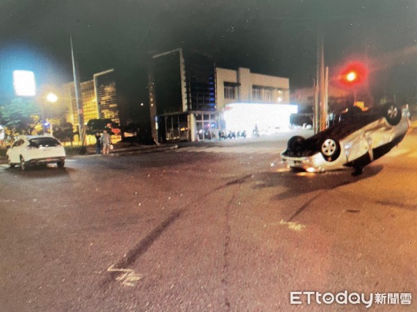 ▲台南市官田區工業路與建業路口，5日深夜發生2部自小客車相撞車禍，造成1部自小客車翻車，66歲黃姓男子頭部受傷送醫。（圖／記者林悅翻攝，下同）