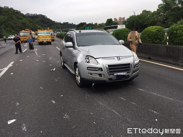 ▲▼國道3號發生5車連環追撞車禍。（圖／記者陳豐德翻攝）