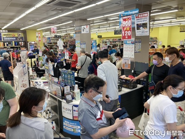 ▲▼新北市板橋區全聯文聖店民眾搶購物資             。（圖／記者許靖騏攝）