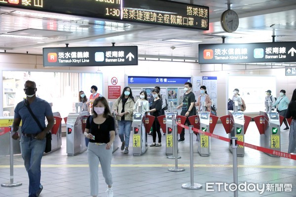 ▲▼三級警戒後首個上班日 捷運台北車站人潮銳減 地下連通道空蕩蕩。（圖／記者屠惠剛攝）