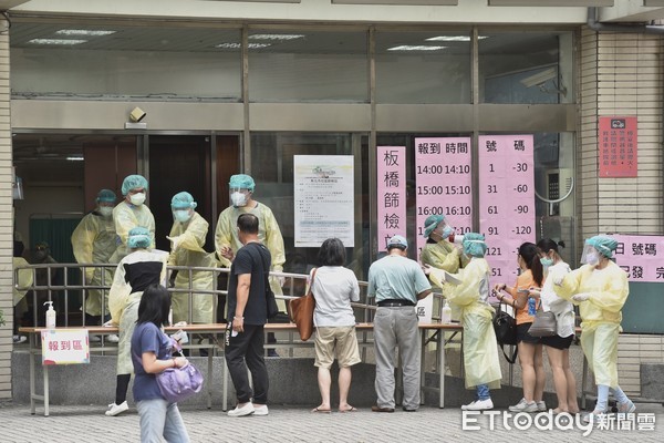 ▲▼新北市立聯合醫院板橋院區急診室外設立快篩站,有民眾穿著便利雨衣前來篩檢,篩檢站 。（圖／記者李毓康攝）