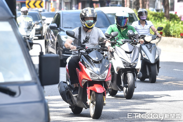 ▲▼新冠肺炎疫情嚴峻，全國疫情警戒升至第三級，民眾外出騎乘機車時如穿戴全罩式安全帽仍須全程戴口罩，機車族,通勤,機車騎士,交通,空氣污染,空汙,pm2.5,移動污染源,夏天,炎熱。（圖／記者李毓康攝）