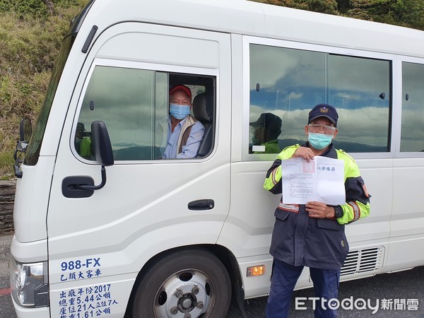 ▲▼員警秀出防疫規定宣導遊客遵守。（圖／新城分局提供，下同）