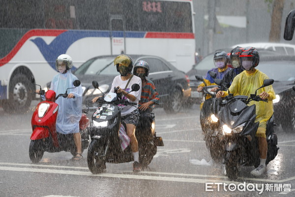 ▲▼受梅雨峰面及午後熱對流旺盛的影響，大台北地區午後下起傾盆大雨。（圖／記者湯興漢攝）