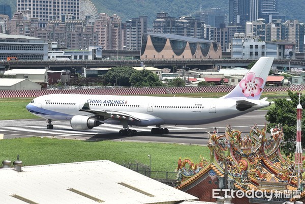 ▲▼中華航空,松山機場,松機,華航,旅遊,出國,包機,空中巴士Airbus A330-302,B-18303,機場跑道。（圖／記者李毓康攝）