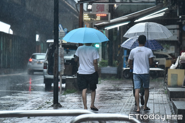 ▲中央氣象局發佈最新豪雨特報，提醒出外民眾小心防汛。（圖／記者李毓康攝）