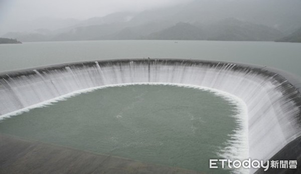 ▲南化水庫滿庫溢流堰溢流情形。（圖／記者林悅翻攝，下同）