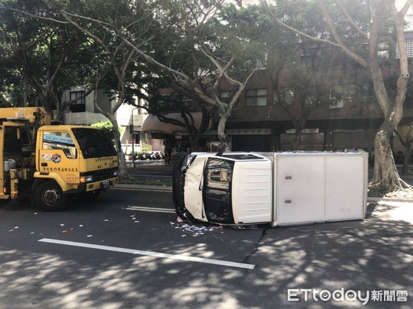 ▲5日清晨重慶南路二段南海路口前發生一起貨車遭擦撞翻覆意外，所幸駕駛僅輕傷。（圖／記者張君豪翻攝）