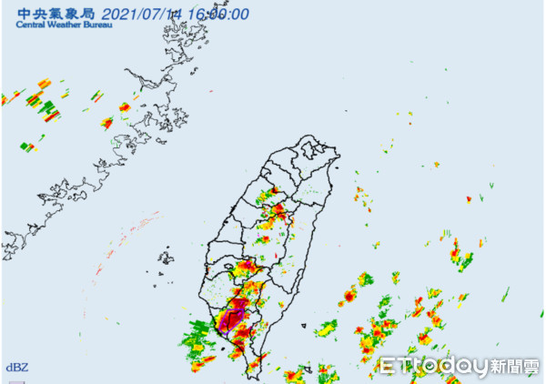 ▲屏東對流旺盛、下起冰雹        。（圖／截取中央氣象局資料及謝捷晃提供）