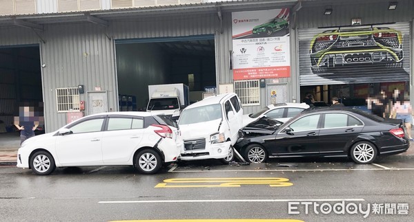 ▲桃園市中壢區12日下午在普忠路發生黑色賓士車疑因變換車道不當撞上路旁停放2輛轎車，造成3輛車嚴重毀損。（圖／記者沈繼昌翻攝）