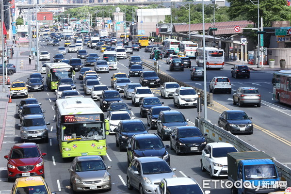 ▲▼北車週一上班人流 車潮。（圖／記者屠惠剛攝）