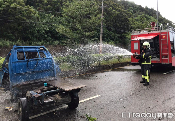 ▲▼小貨車駕駛被彈飛10米外，全身鮮血直流；貨車也有冒煙情形，消防車也在一旁灑水降溫。（圖／記者黃孟珍翻攝）