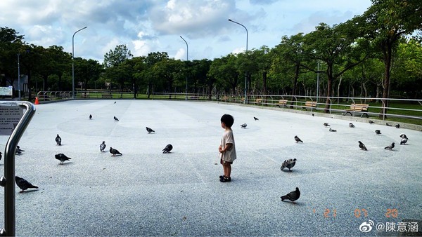 ▲陳意涵首po兒子正面。（圖／翻攝自微博／陳意涵）