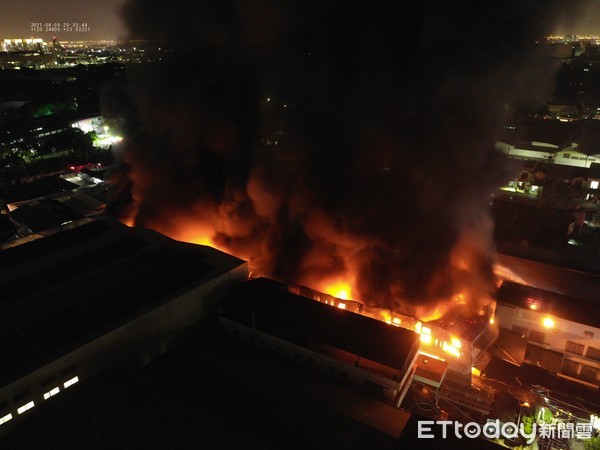 ▲台南市永康區中山南路471巷1家汽車零件組裝工廠發生火警，消防人員全力搶救中。（圖／記者林悅翻攝，下同）