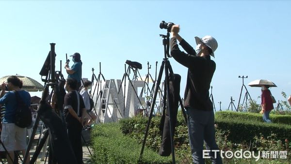 ▲▼高雄國慶煙火晚間登場，腳架卡位大戰提前開打。（圖／記者賴文萱翻攝）