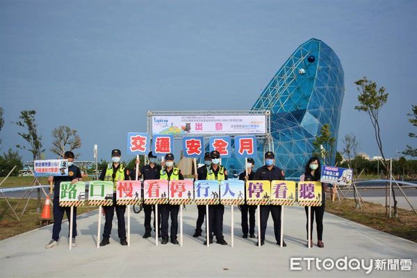 ▲▼浪漫雙教堂單車行 布袋警宣導交通安全月更安心。（圖／布袋分局提供）