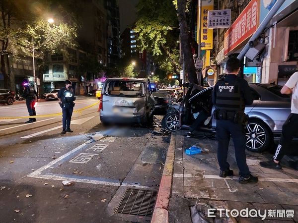 ▲吳男疑毒駕賓士飆速先撞警車再撞上路旁多輛汽機車，訊後遭警方移送。（圖／記者張君豪翻攝）