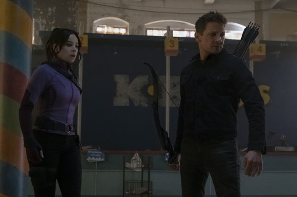 ▲▼漫威影集《鷹眼》傑瑞米雷納（Jeremy Renner）、海莉史坦菲德（Hailee Steinfeld）。（圖／迪士尼提供）