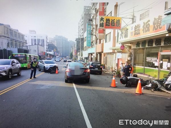 ▲▼大型重機雙黃線逆向，與違規左轉小客車撞上3人受傷。（圖／民眾提供）