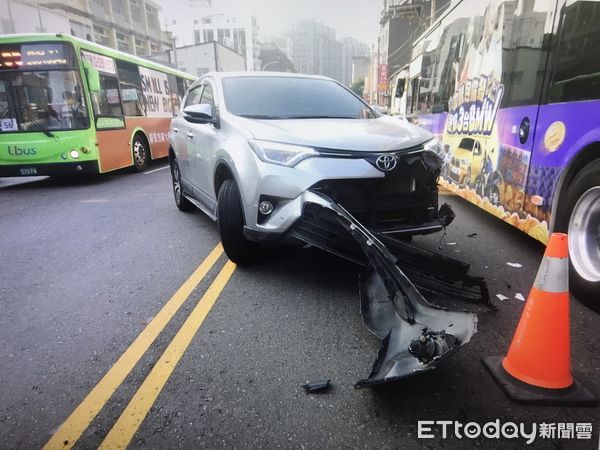 ▲▼大型重機雙黃線逆向，與違規左轉小客車撞上3人受傷。（圖／民眾提供）