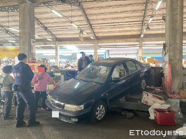 ▲潮州大同市場發生攤商倒車誤踩油門撞攤架意外             。（圖／記者陳崑福翻攝，以下同）