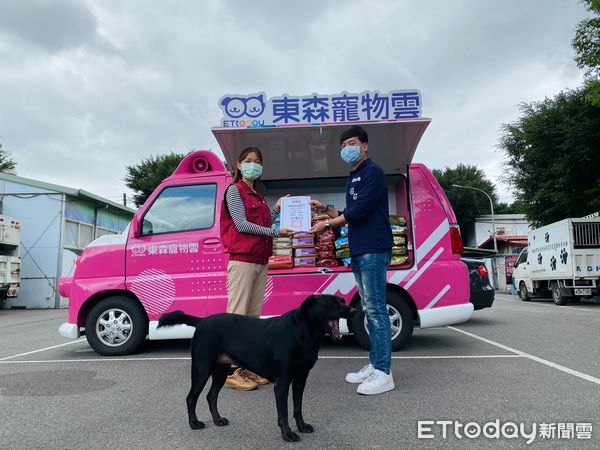 ▲▼寵物雲車車載飼料歲末送暖！　板收黑狗妹「搶先驗貨」萌翻。（圖／記者何睿宜攝）