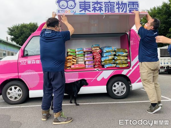 ▲▼寵物雲車車載飼料歲末送暖！　板收黑狗妹「搶先驗貨」萌翻。（圖／記者何睿宜攝）