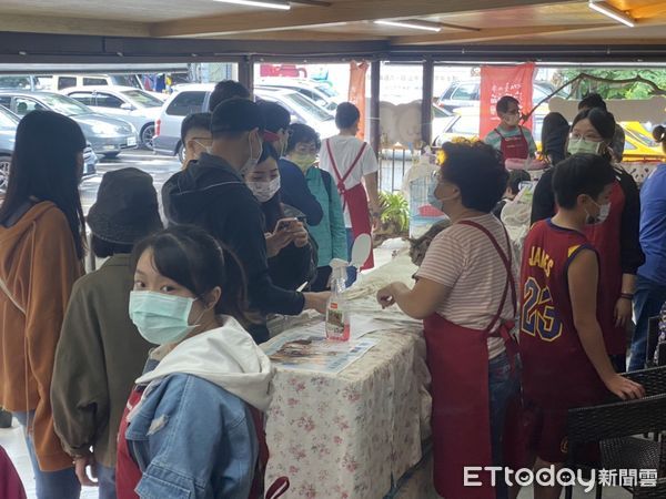 ▲▼寵物雲車車載飼料歲末送暖！　板收黑狗妹「搶先驗貨」萌翻。（圖／東森寵物雲提供）