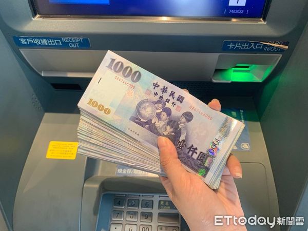 ▲▼領錢,鈔票,有錢人,ATM。（圖／記者劉維榛攝）