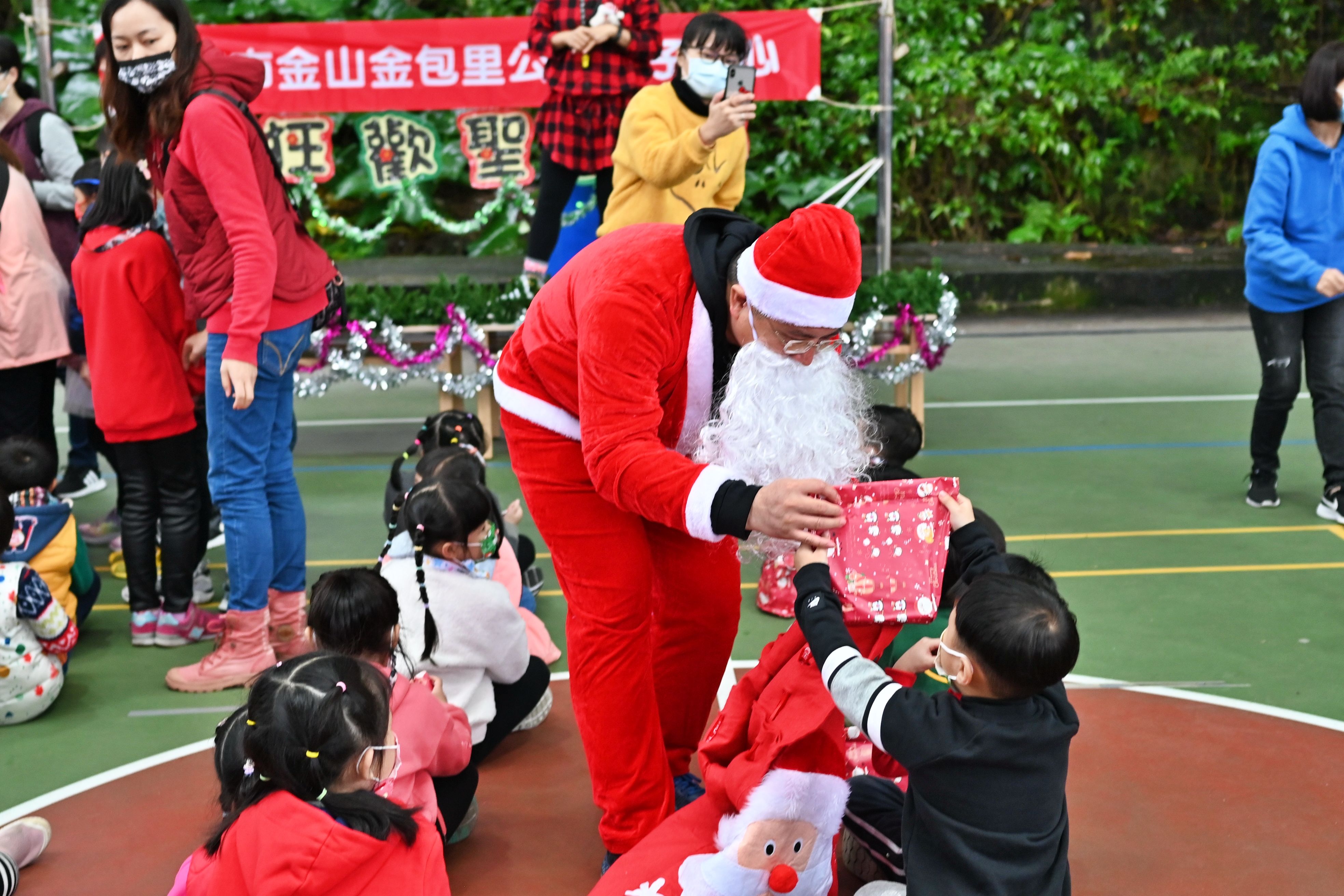 ▲新北金山國小附幼「狂歡聖誕節」 親子體能同樂笑聲High翻天。（圖／新北市金山國小提供）