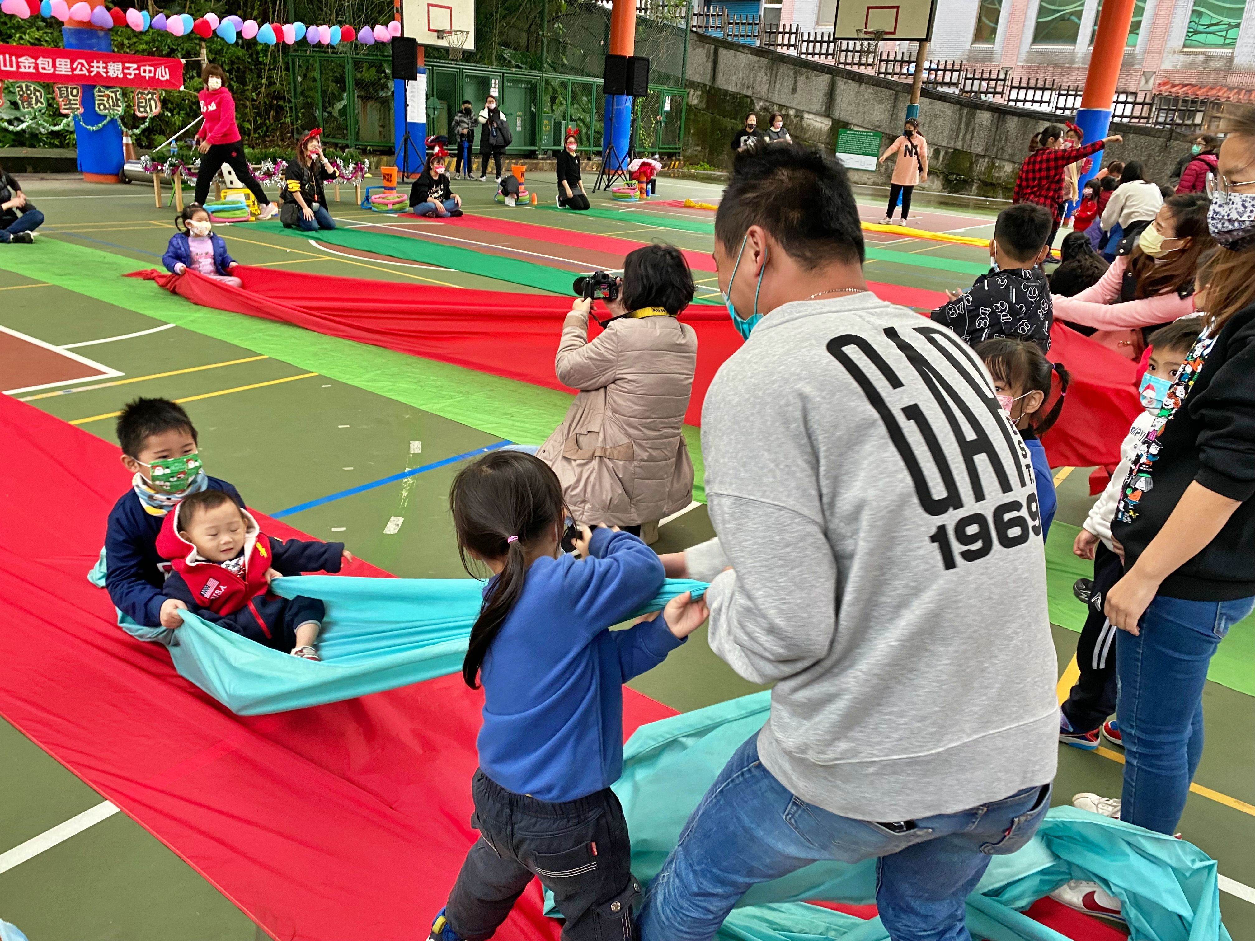 ▲新北金山國小附幼「狂歡聖誕節」 親子體能同樂笑聲High翻天。（圖／新北市金山國小提供）