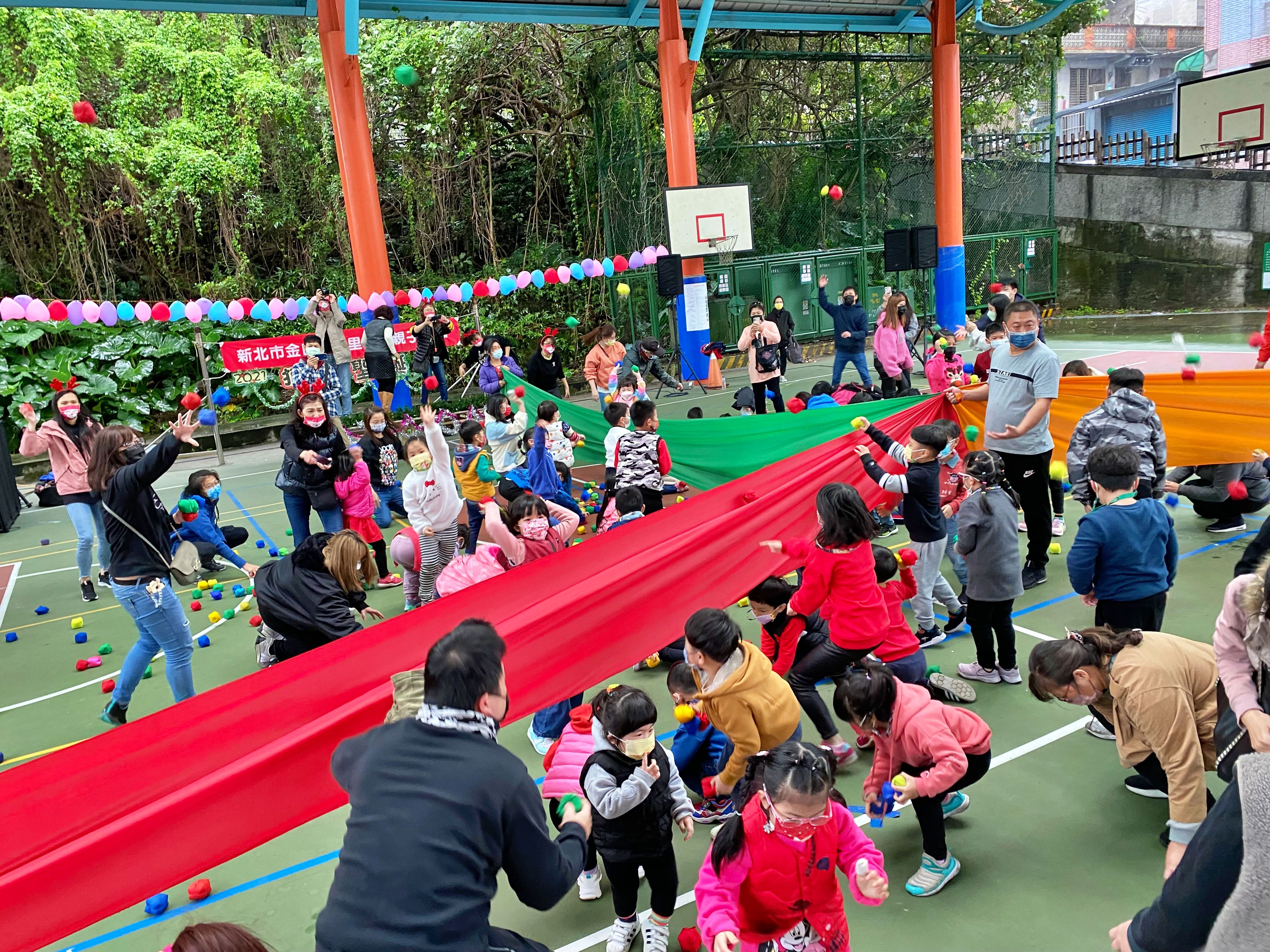 ▲新北金山國小附幼「狂歡聖誕節」 親子體能同樂笑聲High翻天。（圖／新北市金山國小提供）