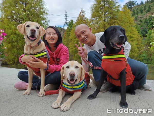 退役海關犬全家福。（圖／飼主陳舜智提供）