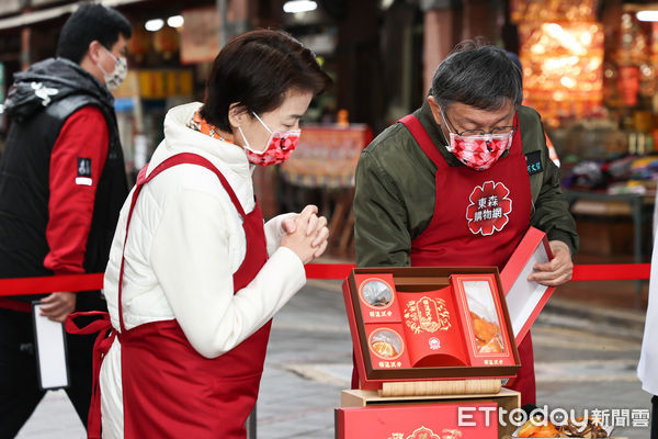 ▲▼柯文哲東森購物迪化街賣年貨            。（圖／記者徐文彬攝）