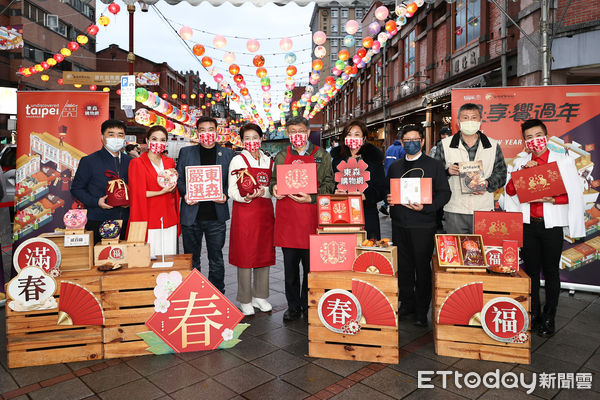 ▲▼柯文哲東森購物迪化街賣年貨            。（圖／記者徐文彬攝）