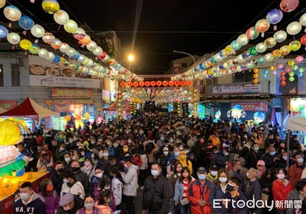 ▲西螺福興宮守歲慶團圓活動，除夕夜至大年初一開廟門，已成台灣歲時祭儀農曆春節廟宇盛事，今年將邁入第17年發放象徵一元復始、萬象更新的一元美金紅包。（圖／記者蔡佩旻攝）