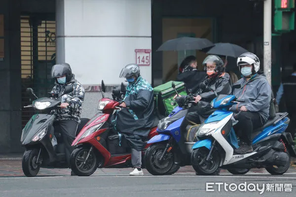 ▲▼寒流,下雨,濕冷,低溫,氣溫驟降,機車,機車族,外送,機車騎士。（圖／記者周宸亘攝）