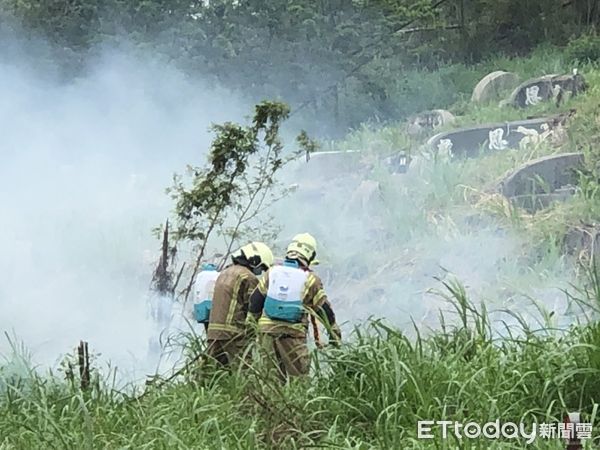 ▲台南市消防局第四大隊28日上午，在左鎮區第一公墓辦理「提升滅火技巧、落實科技裝備」清明火災搶救演練。（圖／記者林悅翻攝，下同）