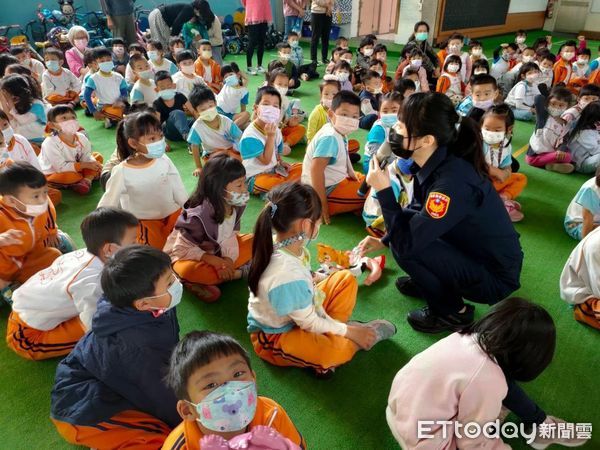 ▲台東警前進幼兒園加強防疫觀念及自我保護。（圖／記者楊漢聲翻攝）