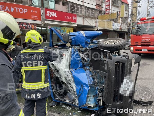 ▲▼台中市石岡區豐勢路車禍翻車（圖／記者哈勇嘎奧攝）。