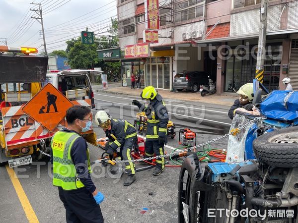 ▲▼台中市石岡區豐勢路車禍翻車（圖／記者哈勇嘎奧攝）。