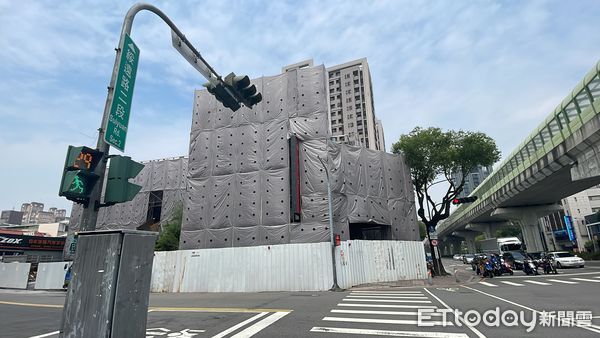 ▲▼文心路上原小蒙牛、大和屋，陸續出租 。（圖／記者陳筱惠攝）