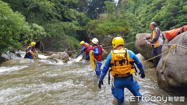 ▲▼一名登山客今天下午身陷苗栗縣南庄鄉加里山風美溪激流，警義消驚險救出。（圖／記者蔡文淵翻攝）