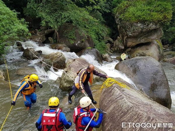 ▲▼一名登山客今天下午身陷苗栗縣南庄鄉加里山風美溪激流，警義消驚險救出。（圖／記者蔡文淵翻攝）