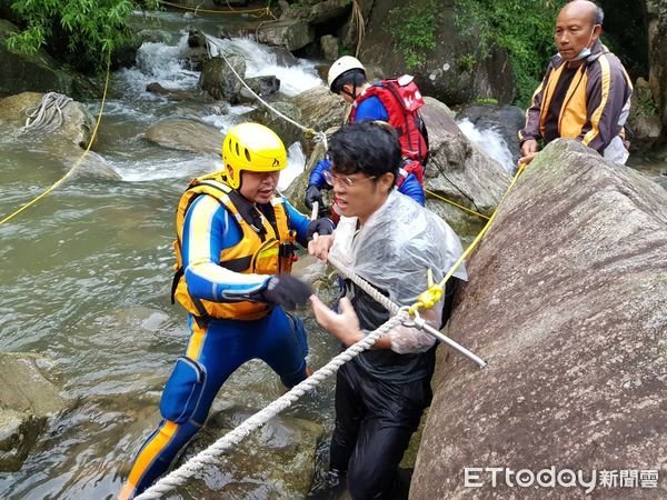 ▲▼一名登山客今天下午身陷苗栗縣南庄鄉加里山風美溪激流，警義消驚險救出。（圖／記者蔡文淵翻攝）