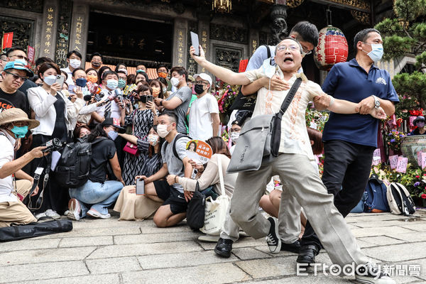 ▲民進黨台北市長參選人陳時中參拜龍山寺後受訪遭民眾抗議。（圖／記者林敬旻攝）