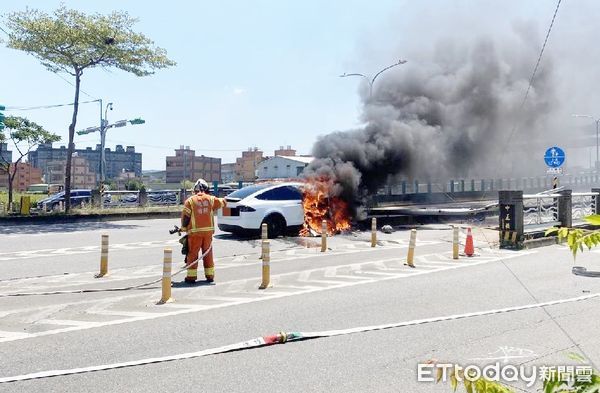 ▲知名藝人林志穎今天上午駕駛特斯拉行經桃園市蘆竹區中正北路橋時自撞分隔島，消防人員趕抵現場救援。（圖／記者沈繼昌翻攝）