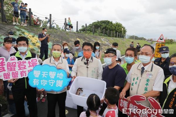 ▲市長黃偉哲，傍晚出席農業局舉辦的鹽水溪堤岸護送陸蟹上岸釋幼活動，呼籲市民愛護生態攜手護蟹。（圖／記者林悅翻攝，下同）