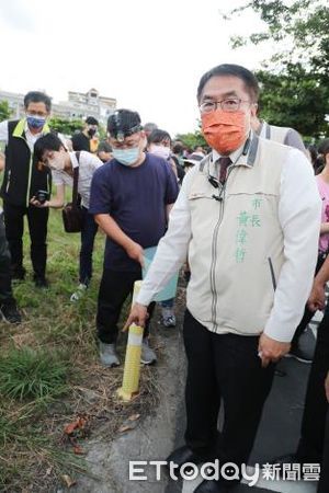 ▲市長黃偉哲，傍晚出席農業局舉辦的鹽水溪堤岸護送陸蟹上岸釋幼活動，呼籲市民愛護生態攜手護蟹。（圖／記者林悅翻攝，下同）